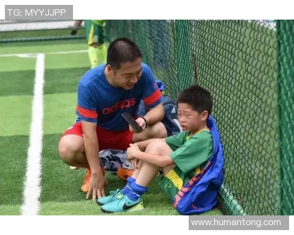 足球明星温情瞬间抱儿子视频曝光展现父爱如山的动人画面 足球明星温情瞬间抱儿子视频曝光展现父爱如山的动人画面